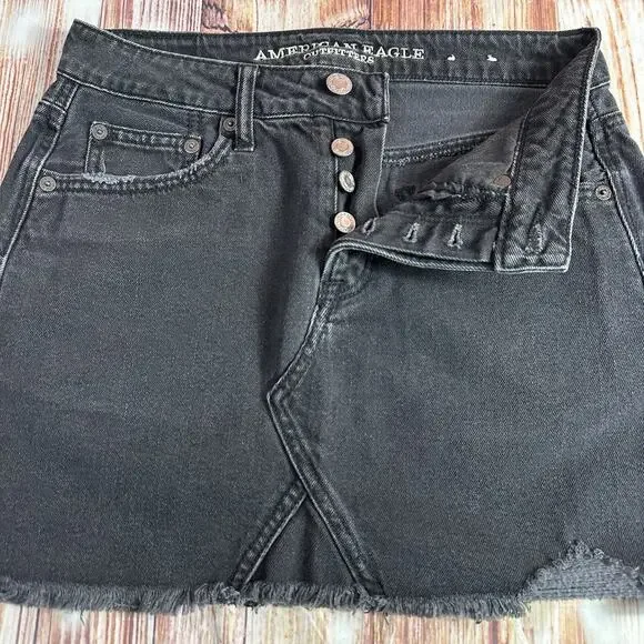American Eagle Size 0 Black Jean Denim Button Fly Raw Hem Mini Skirt 27X13 - Picture 6 of 8